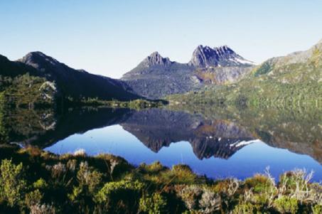 9 GIORNO - CRADLE MOUNTAINS N.P Intera giornata a disposizione da dedicare alla visita di questo splendido parco naturale, il Cradle Mountains N.P. riconosciuto dall UNESCO patrimonio dell umanità, che si estende per oltre 160.