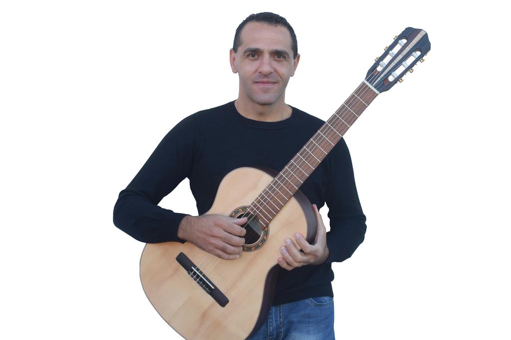 Angelo Ottaviani uno dei Maestri più seguiti su YouTube con centinaia di video-lezioni dedicate alla chitarra, migliaia di iscritti e milioni di visualizzazioni.