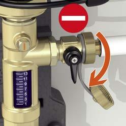 Lavaggio dell'impianto Chiudere la valvola a sfera di regolazione del flussometro (). Aprire quindi il rubinetto di carico/scarico ().