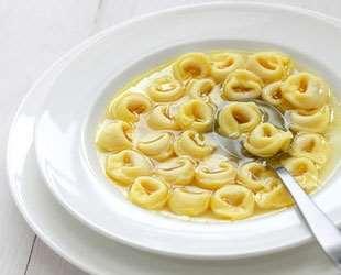 Simbolo per eccellenza della cucina bolognese e modenese I tortellini, sono un tipo di pasta saporito e prelibato apprezzato perfino in varie parti del mondo!