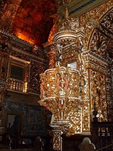 caseggiati storici, chiese e monumenti ben conservati, costruiti a partire del XVI secolo e che costituiscono il più grande patrimonio di architettura barocca del Sudamerica.