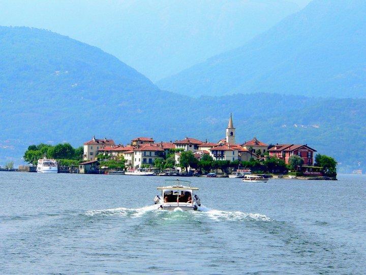 2. ISOLA BELLA E ISOLA PESCATORI Accompagneremo i nostri clienti in un suggestivo viaggio all Isola Bella e all Isola Pescatori, passando per la piccola e romantica isola degli innamorati.