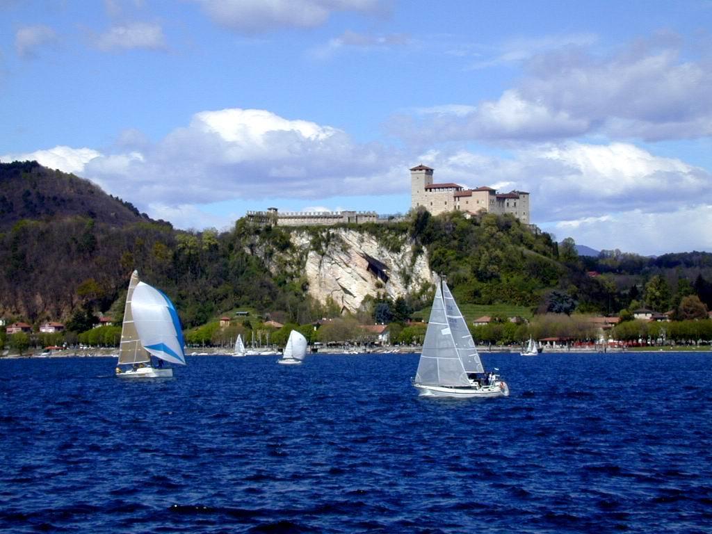 7. TOUR BASSO VERBANO Fantastico tour per i territori del Basso Verbano. Partenza da Stresa (o su richiesta imbarco diretto nella cittadina in cui il gruppo soggiorna) alla volta di Arona.