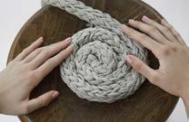 Creare forme diverse Il risultato del lavoro a Finger Knitting è un cordoncino tubolare con cui si possono comporre