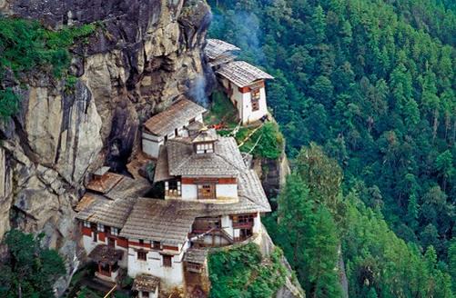 più venerati del mondo himalayano. Pernottamento. 6 giorno Paro/Thimpu Pensione completa. In mattinata, partenza presto per Thimpu (2.