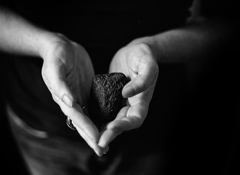 C era una volta un buon Vulcano E c era anche una donna curiosa dai capelli rossi Che sentiva la voce del Vulcano In mezzo al mare Così lontano da tutto, ma così vicino al centro del pianeta Questo