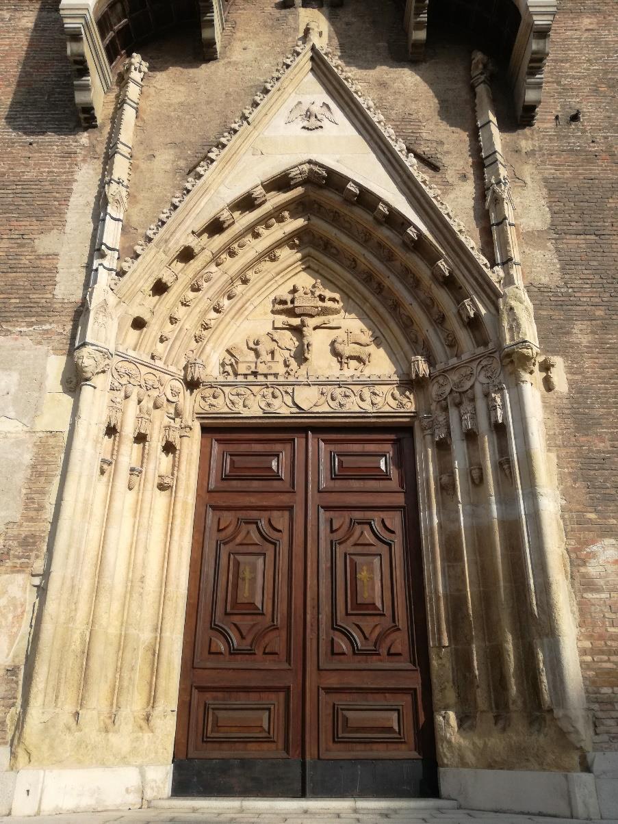 La parte davanti del Duomo è fatta in mattoni. Nel mezzo della parte davanti del Duomo, c è una grande porta che si chiama Portale della Redenzione.