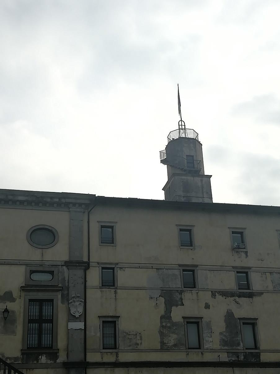 In tutto ci sono 8 archi. Questi archi formano un portico, cioè una galleria. Dentro la galleria c è un entrata. L entrata porta al museo del Castello di Udine.