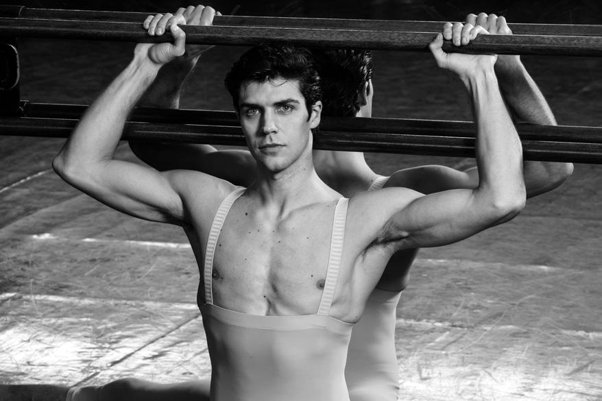 FOTO LUCIANO ROMANO Roberto Bolle Étoile Teatro alla Scala, Milano Principal Dancer American Ballet Theatre, New York Formatosi alla Scuola del Teatro alla Scala di Milano, di cui è Étoile dal 2004,