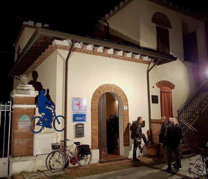 É stato infatti inaugurato il nuovo spazio individuato, sempre nel quartiere di Madonna delle Stuoie a Lugo, come sede della società nel Centro Civico di Via Rivali San Bartolomeo n. 2.