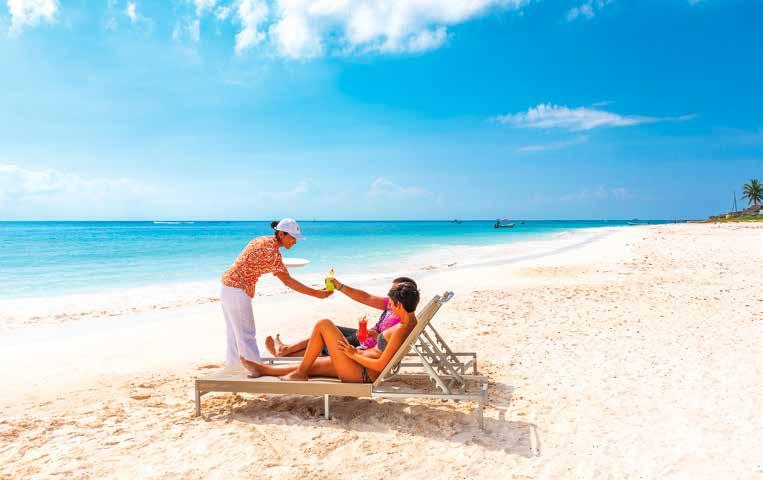 LA SPIAGGIA L ampia spiaggia bianca di sabbia fine è attrezzata con ombrelloni, lettini (fino a esaurimento) e teli mare gratuiti.