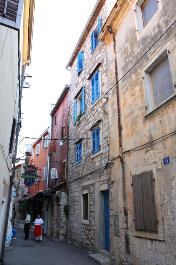 OMEGA ENGINEERING d.o.o. Dubrovnik 100 5. RIJEČKA ULICA (VIA VENEZIA) Najjužnija gradska ulica, koja se proteže od današnjeg Trga Venecije prema zapadu, sve do trga sv.