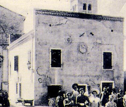 Andrije, a zatim uzidan na sjeverno pročelje općinske palače, sulla facciata settentrionale del Municipio 182, što je zabilježeno na fotografijama s početka 20. stoljeća.