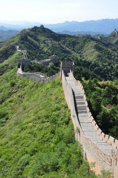 3 giorno Pechino escursione alla Grande Muraglia Prima colazione e partenza per l escursione a Badaling per la visita della Grande Muraglia, lunga complessivamente oltre 5.