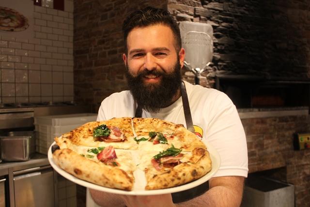 Roma: da Eataly è iniziato il Festival della Pizza. Ecco il programma nel dettaglio Vincenzo Capuano da Eataly di Floriana Barone Croccante e fina o morbida con un bel cornicione alto?