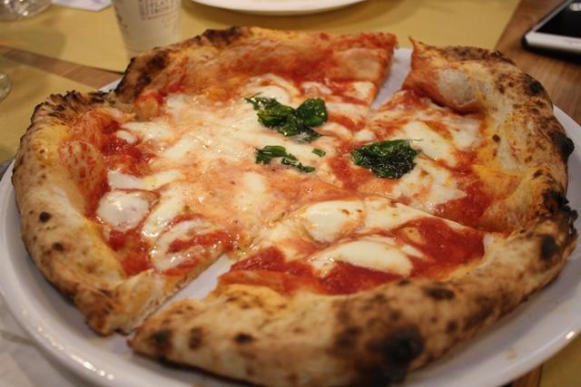 La Classica di Vincenzo Capuano Angelo Pezzella Pizza Margherita a portafoglio (2 gettoni). Pizza Oro Giallo (3 gettoni). O Panuozz (salsiccia e friarielli) (3 gettoni).