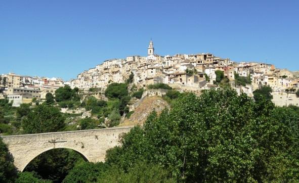 grande patrimonio artistico, dominata dal suo spettacolare castello del XII secolo, protagonista di molti episodi storici.