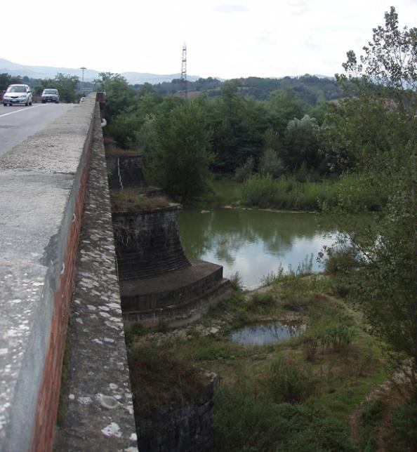 sorregge la strada a 13 m sul livello del letto del fiume con