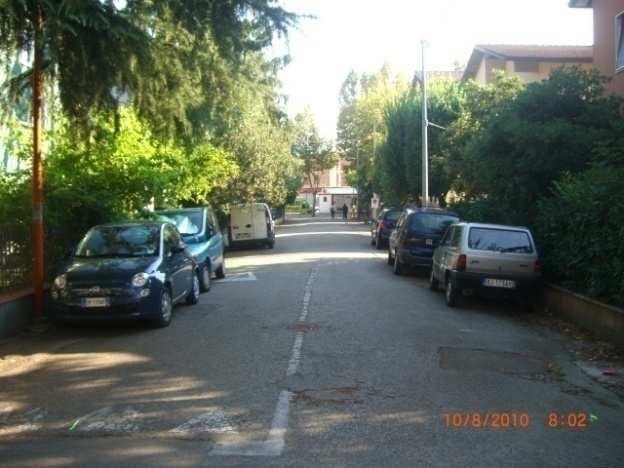 segnaletica per ristrutturare spazi e funzioni delle vecchie strade esistenti prima dopo Nella foto a sinistra una vecchia strada locale, in un quartiere a destinazione