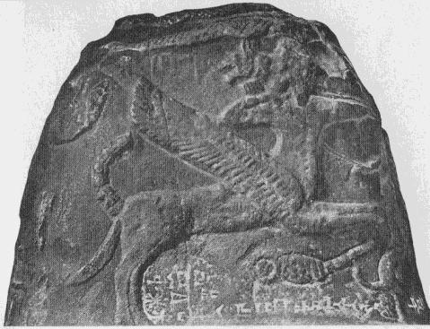 In un caso, nel famoso kudurru del re Nabucodonosor I (metà XII sec.), è rappresentato come un uomo-scorpione con le zampe d aquila, intento a tirare con l arco (Fig. 12).