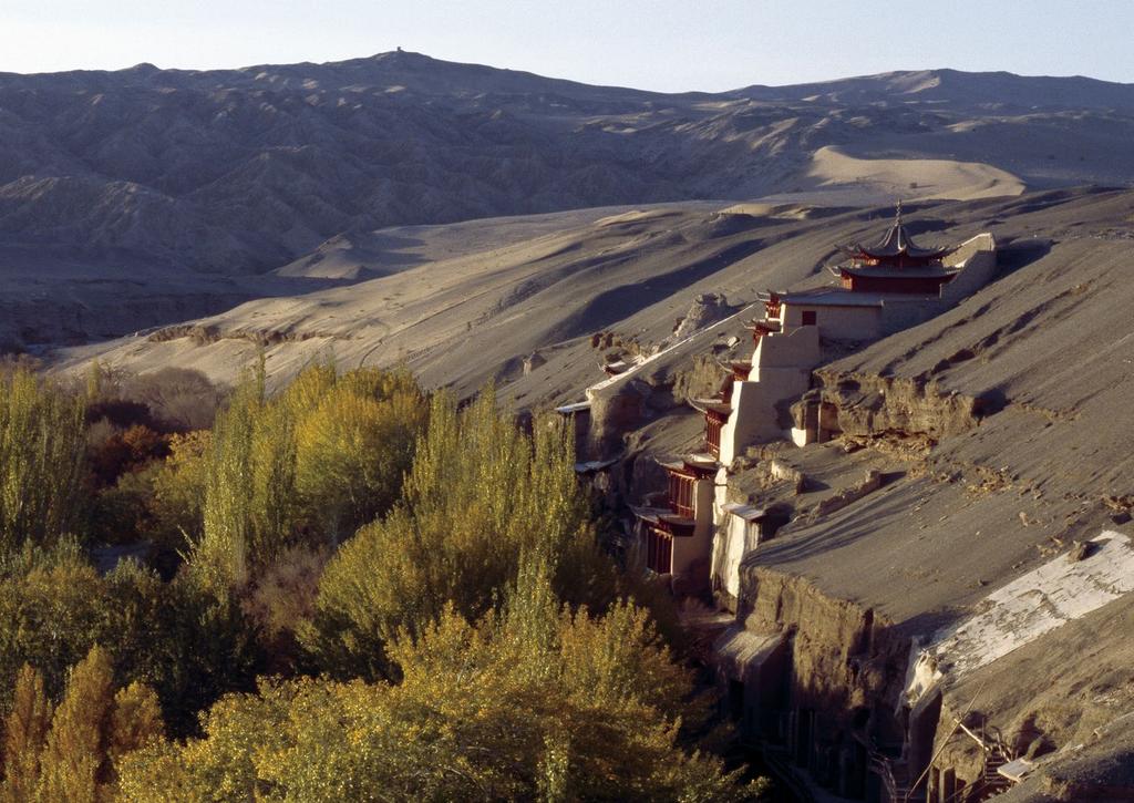 Con il declino dell impero mongolo e della dinastia Yuan verso la metà del XIV secolo la Via della Seta venne chiusa e i lavori di ampliamento e mantenimento delle grotte-santuario cessarono.