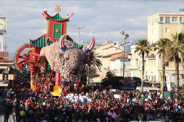 Dal 27 gennaio al 17 febbraio la città si trasforma italiana nella fabbrica del divertimento, tra sfilate di giganti di cartapesta, feste notturne, spettacoli pirotecnici,