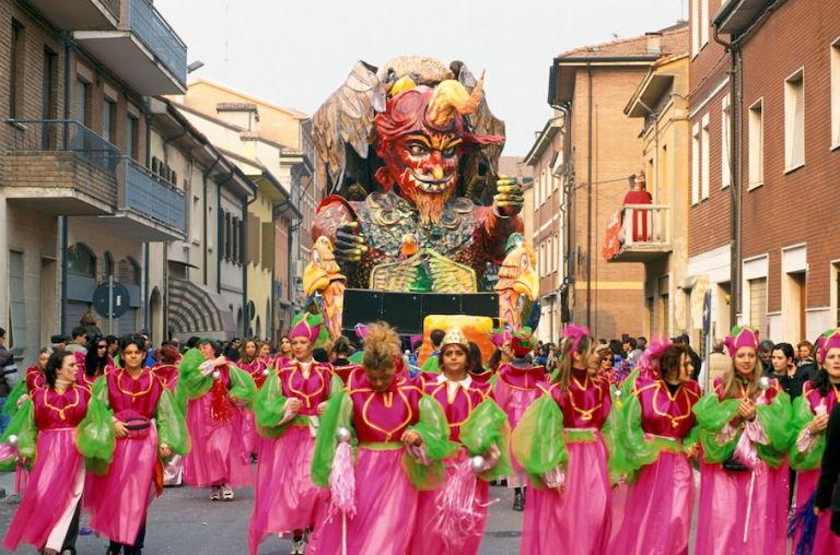 I carri mascherati a Cento (Ferrara) Cinque domeniche (28 gennaio, 2-11-18 e 25 febbraio) per altrettante sfilate di carri e gruppi danzanti in quello che è il carnevale più brasiliano d'italia.