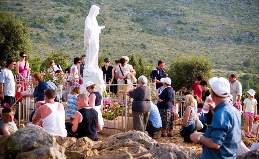 Uz blagdan Velike Gospe Snimio Tvrtko Bojić Kada se u vratolomijama ovoga svijeta nađemo, kada nas zapljusnu valovi nemira, nesigurnosti i svakoga jada te nam vid potamni da Sunca ne gledamo, ti si