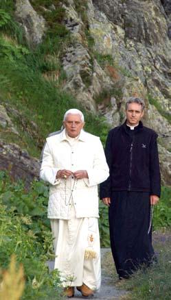 Sveti Otac Benedikt XVI. molio pred slikom Gospe Međugorske Internetska stranica Radio Vatikana izvješćuje u tekstu od 21. srpnja 2007. da je papa Benedikt XVI.