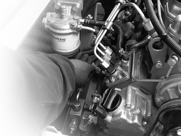OPERÁCIE ÚDRŽBY 9. KONTROLA HLADINY MOTOROVÉHO OLEJE (D- BIFUEL) Kontrolu hladiny motorového oleja je potrebné vykonať pred každým použitím stroja.