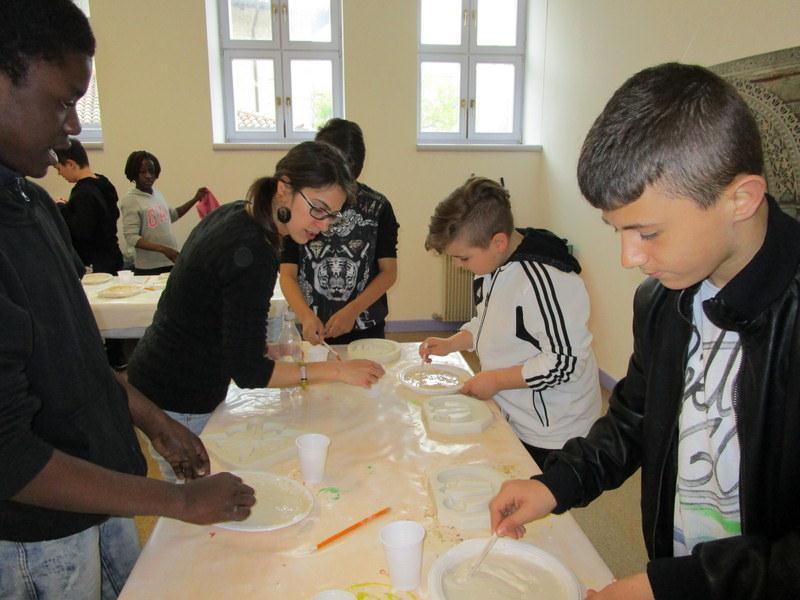 Alcuni alunni della I D alle prese con l impasto di acqua e gesso (foto