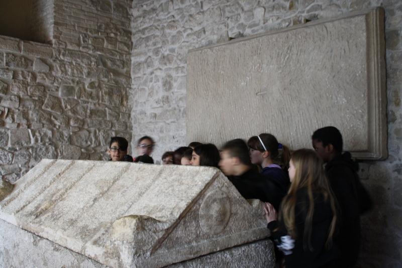 Gli alunni di I D cercano l incisione sul coperchio del sarcofago attribuito
