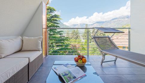 Le nostre nuove suite Junior suite 110, 210 35 m 2 con loggia Dotazioni: loggia, 1 letto matrimoniale, divano, panca ad angolo, aria condizionata, TV satellitare a schermo piatto, Wi-Fi, telefono,