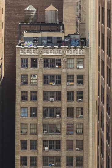 29 Marc Yankus (Long Island 1957) Building inside buildings 2014 cm 46 x 31 immagine cm 50 x 60 foglio Stampa ai pigmenti di colore su carta cotone.
