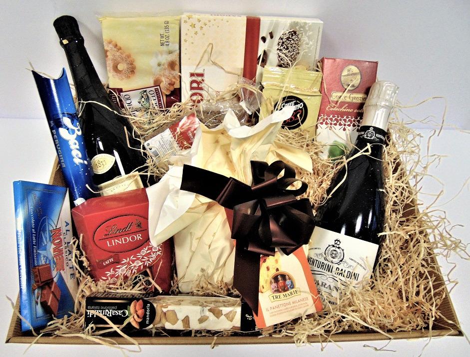 Cesto regalo Elena Cesto Mis. L.43xP.32xH.12 Panettone Classico Tre Marie incartato 750 g. Spumante Brut Cuvée Bosca bottiglia 75 cl. Lambrusco Bio Quaranta Venturini Baldini bottiglia 75 cl.