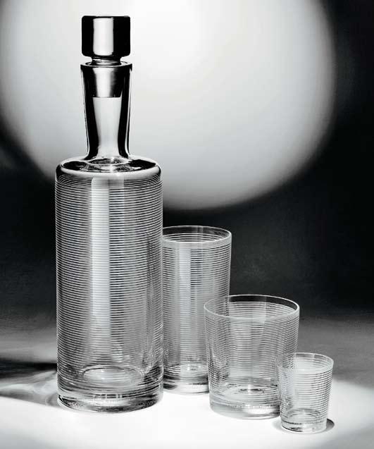 SU Defne Koz, 1998 Bottiglia in vetro trasparente doppio spessore soffiato a bocca. Bicchieri in cristallo al piombo 24%. Decoro in serigrafia manuale con argento 980/1000. Cottura a 540.