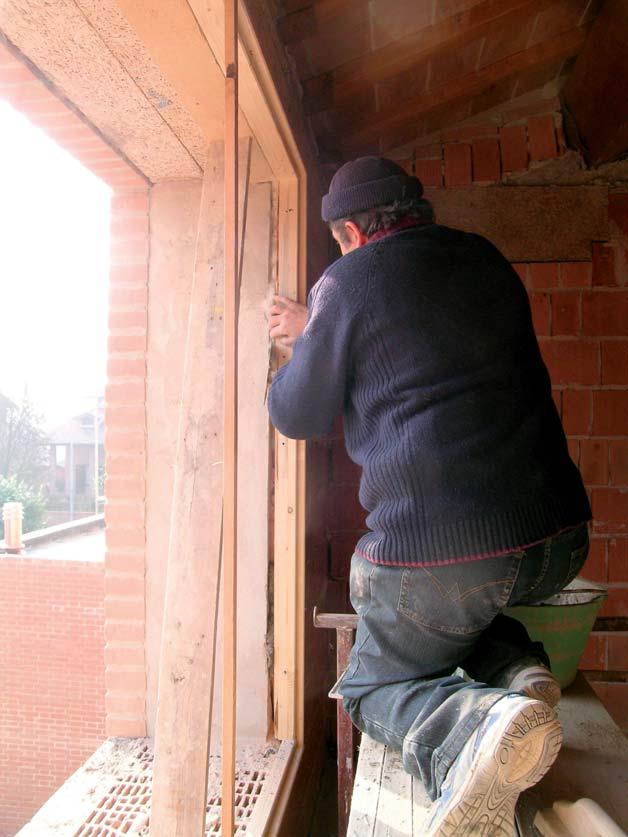 Il ponte termico dovuto alla cornice di collegamento telaio-vetro può essere risolto con l utilizzo di profili ferma vetro costituiti da listelli in alluminio o materiale plastico, associati a