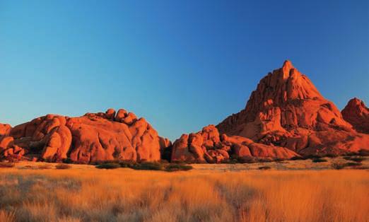 NAMIBIA DAMARALAND Un susseguirsi di rocce e deserti, dominati da un inconfondibile colore rosso per la presenza di minerali ferrosi, caratterizza questa impervia ma affascinante regione, che