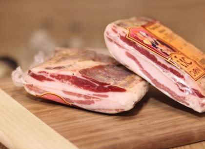 COD.0428 PANCETTA STAGIONATA di suino stesa intera LA PANCETTA STESA è uno dei grandi classici italiani. Si tratta di una pancetta il cui rapporto tra magro e grasso è ben bilanciato.