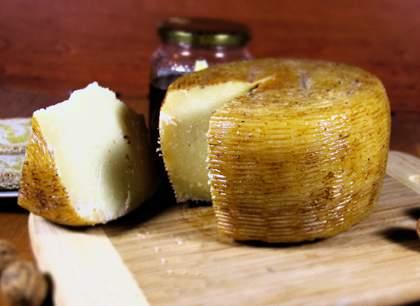 COD.0374 PECORINO STAGIONATO Il Montanaro IL PECORINO IL MONTANARO è un formaggio a pasta semidura, dal sapore dolce per il fomaggio da