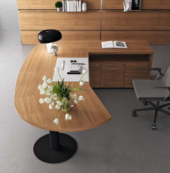 An executive desk meant to make work practical and efficient thanks to its protruding section,