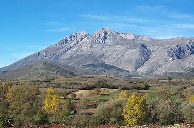 Il Parco Regionale Sirente Velino si caratterizza per diversi tipi di ambienti, ed è esteso ca 500 Km 2