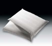 A 9552 - Pillow made of polyester with cover fi re-retardant. A 9553 - Pillow made of poliurethane, with cover fi re-retardant. Fodera A 9529 - Fodera in cotone, con cerniera.