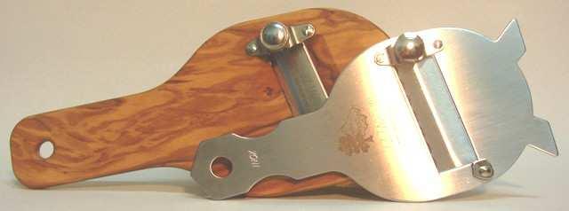 Affetta tartufi in acciaio Cod. prod. 41 Confezione singola Affetta tartufi in legno di olivo Cod. prod. 42 Confezione singola Steel slicer for truffle (mandolin ) Cod.