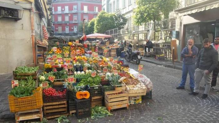 Il mercato del Rione Sanità a Napoli il mercato del Rione Sanità di Marina Alaimo Se si ha voglia di visitare uno dei pochi mercati napoletani che abbia preservato la sua identità bisogna recarsi al