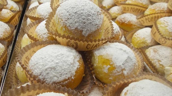 Palazzo dello Spagnuolo Un mito in zona è la pasticceria Poppella qui dal 1920, in origine era un panificio e Poppella la moglie del fornaio.