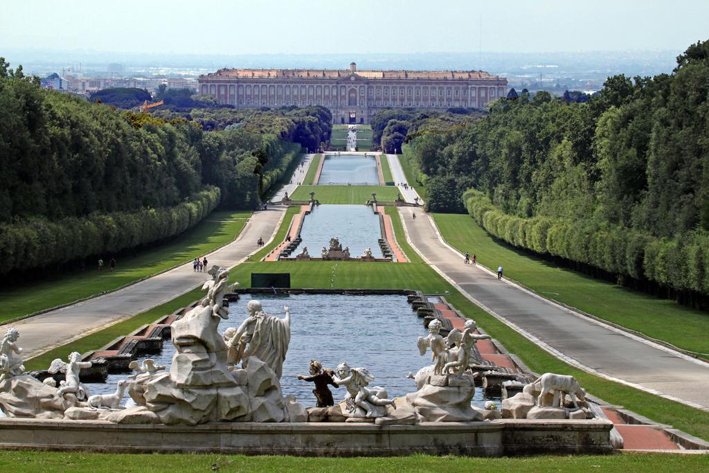 LA NOSTRA ISPIRAZIONE... E' da questo lungo viale che, passeggiando, un giorno,è nata l'idea di mettere in gioco le nostre potenzialità.