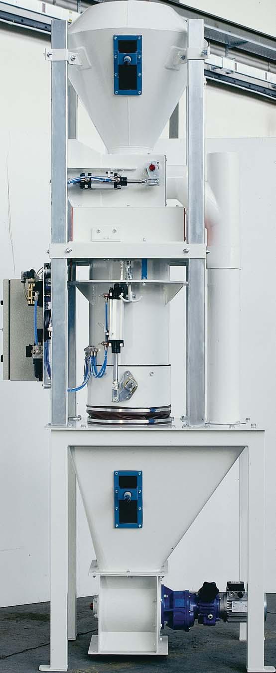 La macchina è dotata di un alimentatore a gravità con serranda a benna elettropneumatica per regolare il flusso del prodotto.