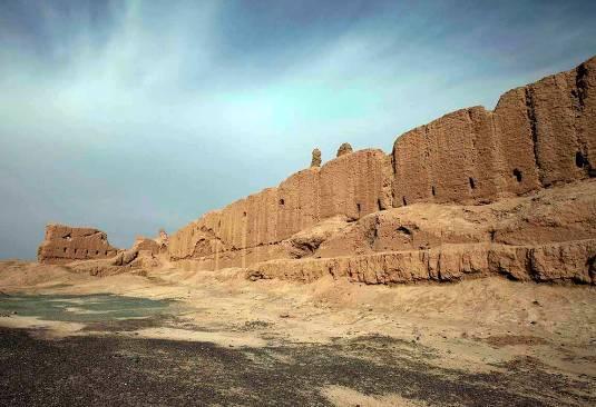La principale attrattiva del sito è una collina cosparsa di moschee e mausolei, alcuni in rovina, altri intatti. Il più imponente è il restaurato Mausoleo di Mazium Khan Slu (XII-XIV secolo).