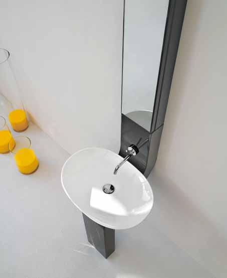 autonomo l ambiente bagno; é un piccolo sistema/bagno che include al suo interno tutto quello che di solito viene fornito da oggetti diversi: il lavabo, la luce, lo specchio e l armadietto.